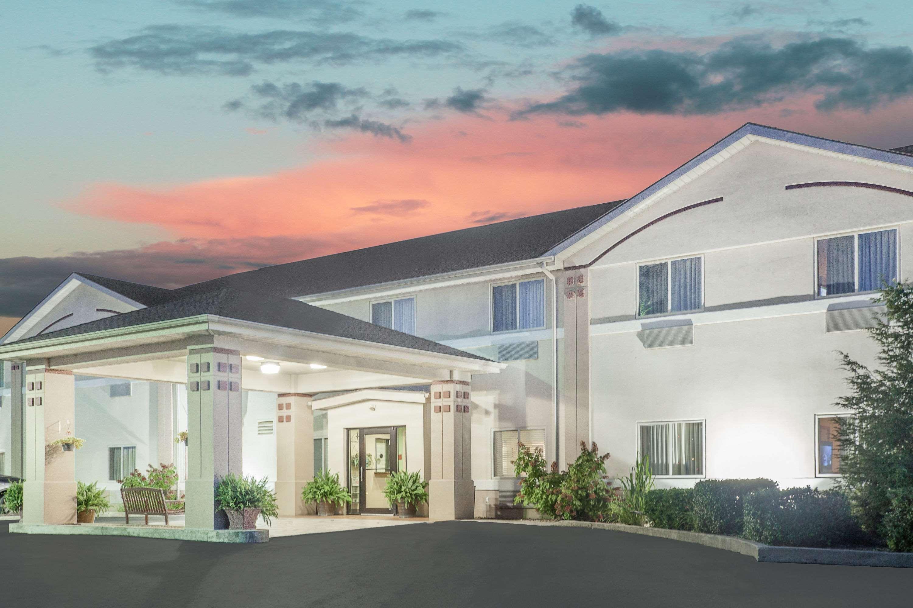 ซูเปอร์ 8 บาย วินด์แฮม เซ็นทรัลซิตี้ Hotel ภายนอก รูปภาพ